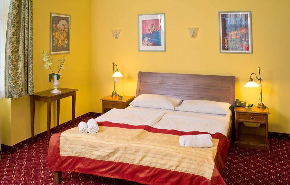 Hotel St George - Czech Leading Hotels Praga Esterno foto